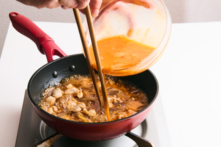 フライパンに溶き卵を回し入れる